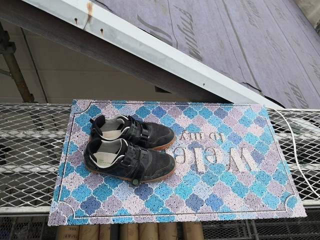 屋根に登る前は靴拭きマットを使用
