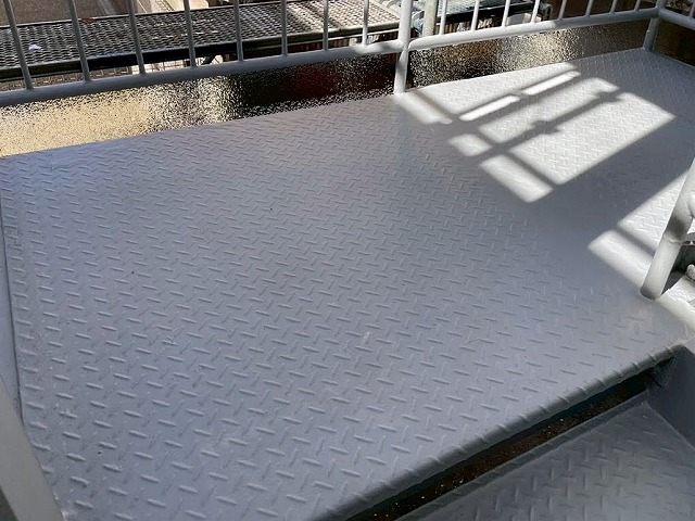 日立市の4階建てアパートの鉄骨階段にタイエンダーフッ素塗料で塗装が完了