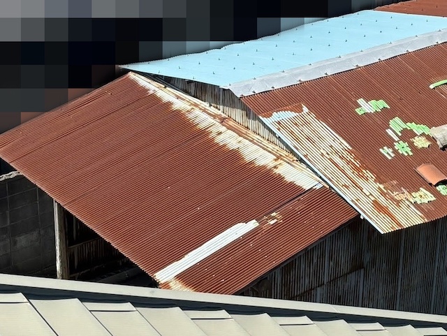 施工前の錆付きが激しいガレージの庇屋根