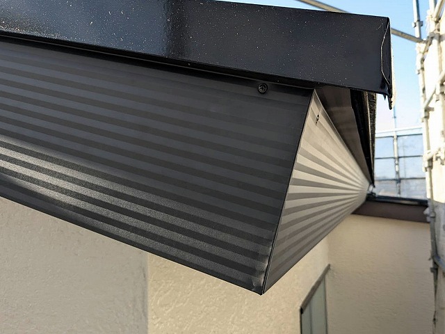 ひたちなか市で塗装膜が剥がれた木製破風板に板金巻きを施工