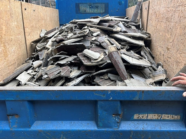 常陸大宮市の屋根解体で撤去した瓦はトラック3往復分