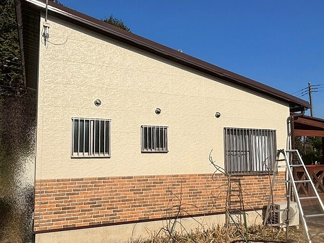 上部と下部の素材に合わせて外壁塗装を行った鉾田市の平屋住宅