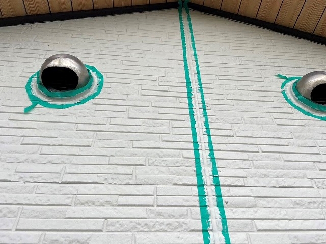 貼り直した外壁の目地にシーリングを充填