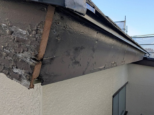 ひたちなか市の板金巻きを施工する前の塗装膜が剥がれた破風板
