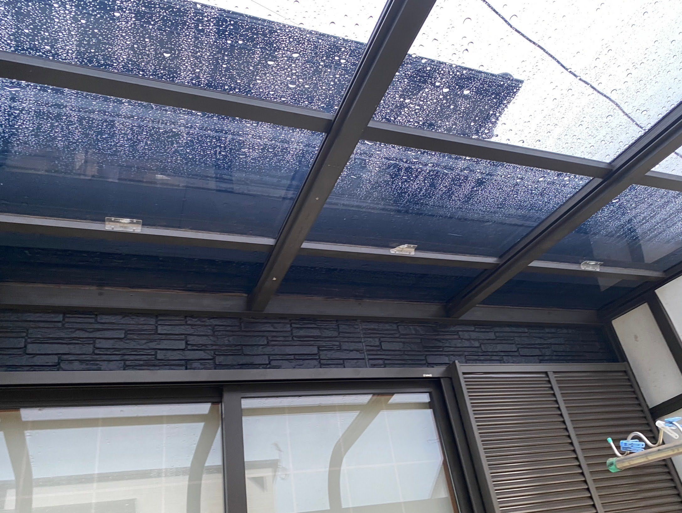 グレースモークのポリカ平板に交換したサンルーム屋根