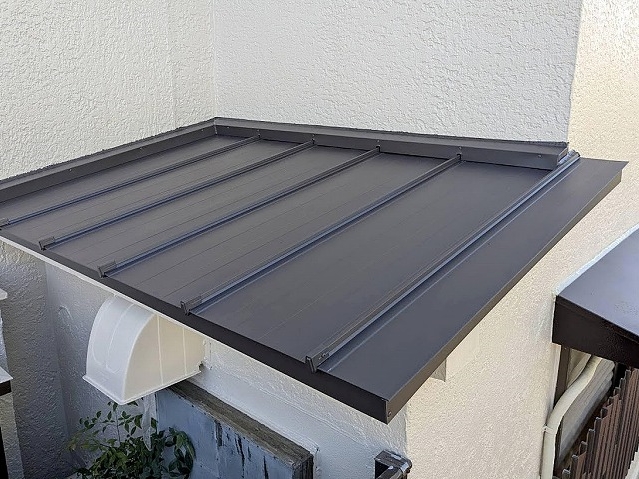 ガルバリウム鋼板に張り替えられた霧除けの天端