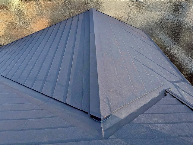 棟板金を取り付けひたちなか市の屋根カバー工事は完了