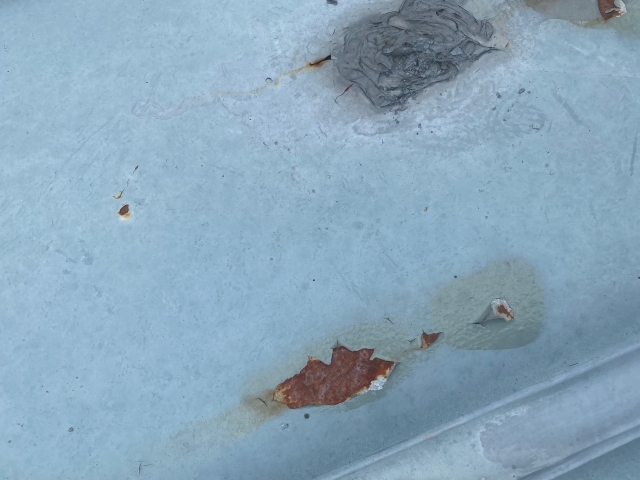 塗膜が剥離して錆が発生している瓦棒屋根
