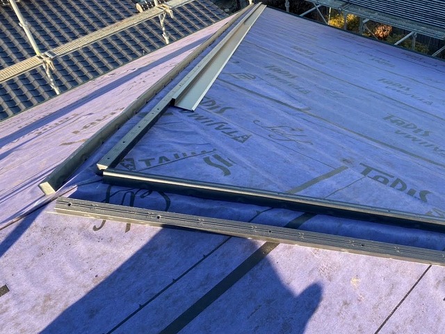 カバー工法の下葺きがほぼ完了した日立市の屋根