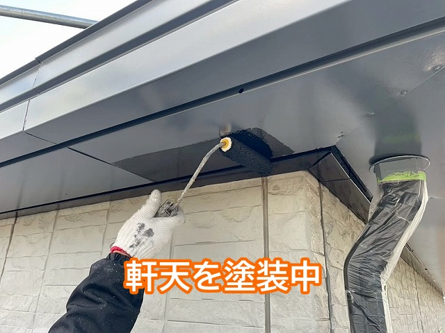 ビニタイトプライマーとクリーンマイルドシリコンで軒天を塗装