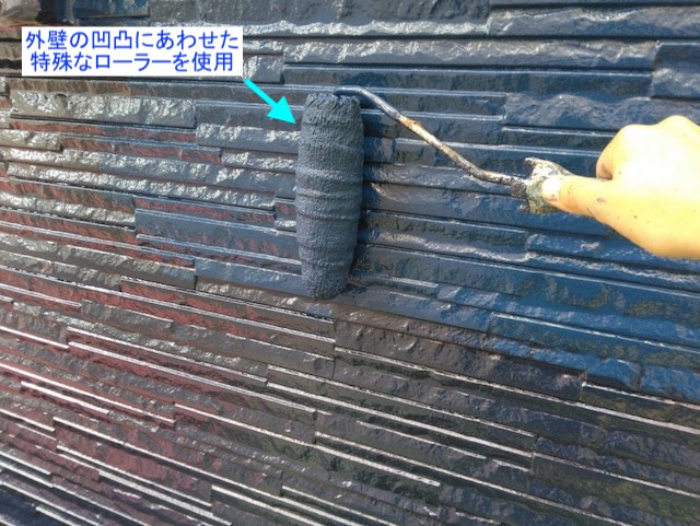濃紺色の塗料で外壁を仕上げる