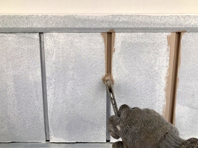 金属サイディング外壁中塗り溝は刷毛を使用