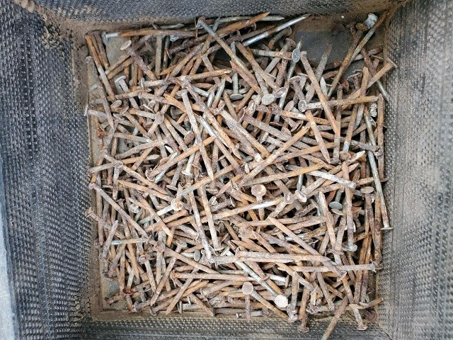セメント瓦に使用されていた古い鉄釘