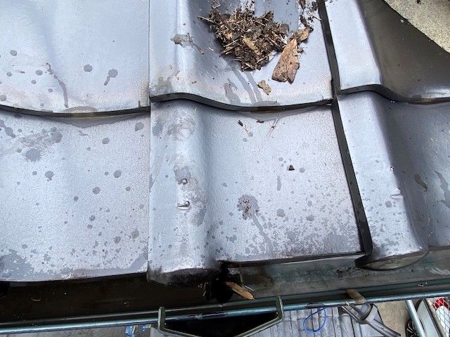 集水器に詰まっていたゴミを瓦の上に撤去