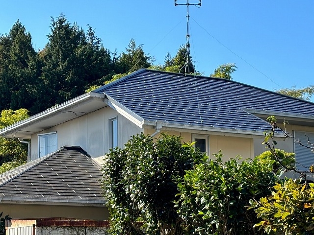 カバー工事によるガルバリウム鋼板製の屋根が完成