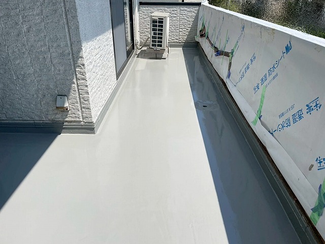 水戸市で劣化したシート防水からウレタン防水に施工が完了したベランダ
