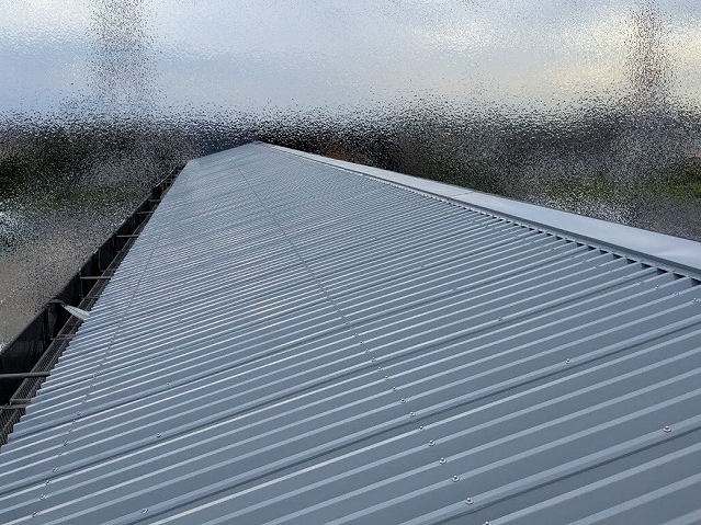 神栖市　経年工場屋根のカバー工事　施工後の写真