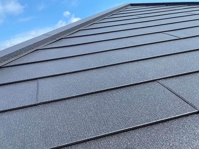 軽量屋根材であるSGL鋼板で葺き上げた屋根