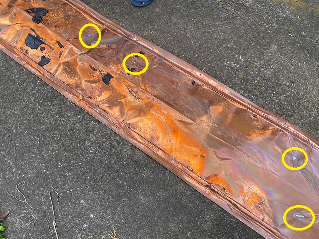 銅板製の谷板金に穴が開いている箇所