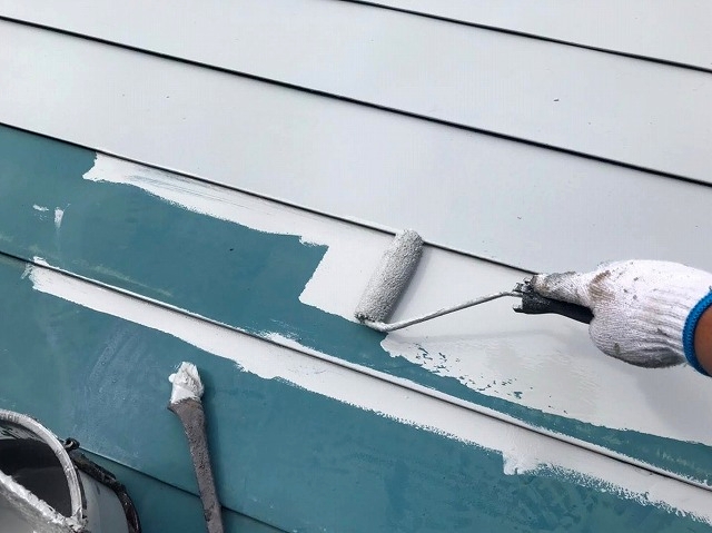 金属屋根に鋼板用錆止めプライマーを塗布中
