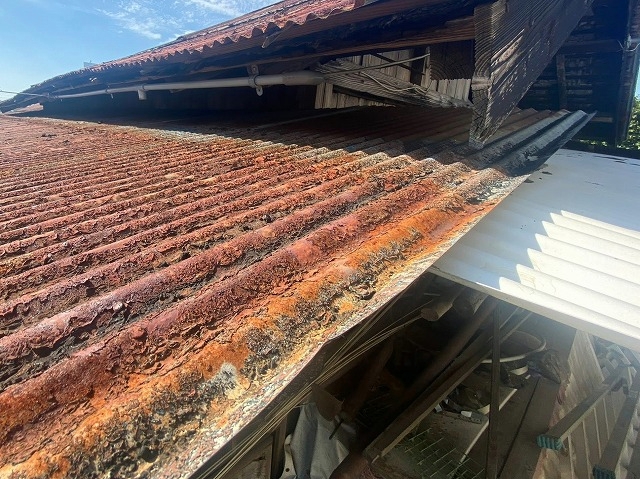 錆び付きが激しい物置のトタン屋根