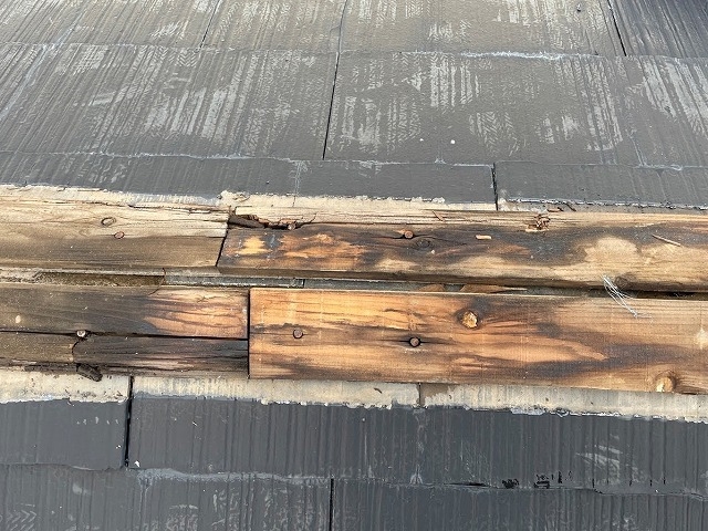 木製貫板は漏水で腐食しき割れが進行