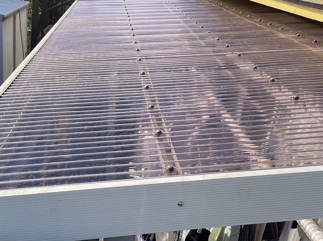 ポリカーボネート製波板に張り替えさせていただいた茨城町のテラス屋根