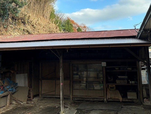 ガルバリウム波板で葺き替えた東海村の車庫の庇