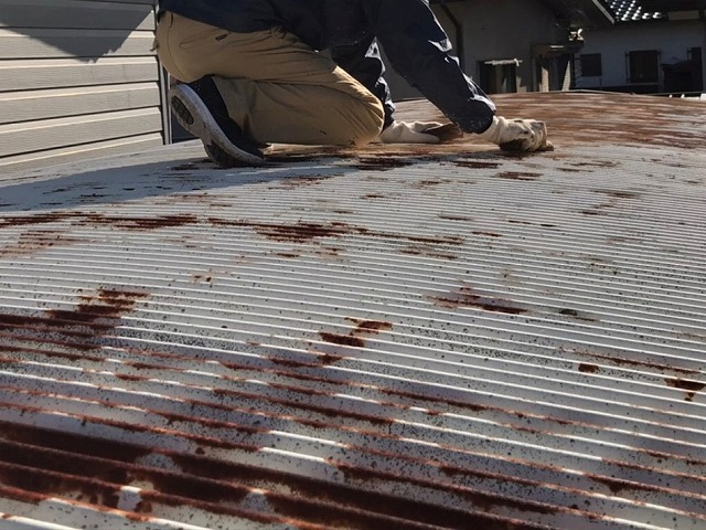 塗装前の日立市の車庫屋根
