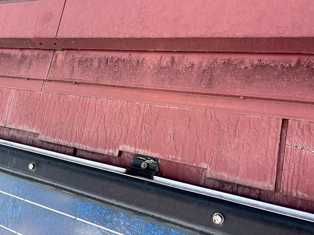 太陽光パネルの周辺は部分的に汚れが溜まりやすい