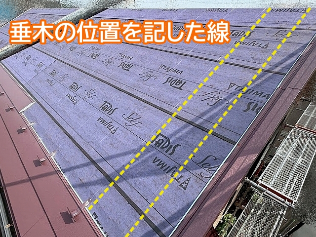 垂木の位置を記した線に沿ってスーパーガルテクトを留め付ける