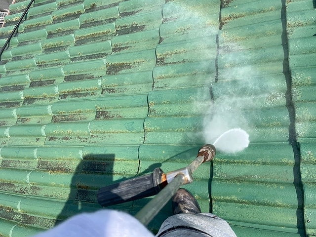 新しい塗料が密着しやすい状態にするため屋根の洗浄は不可欠