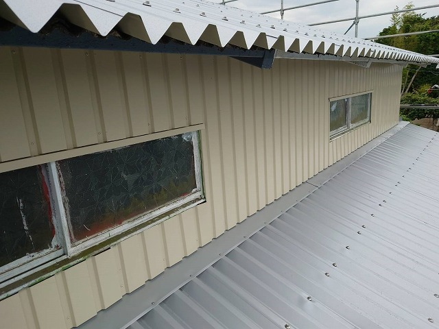 折板屋根でカバーを行った稲敷市内の倉庫