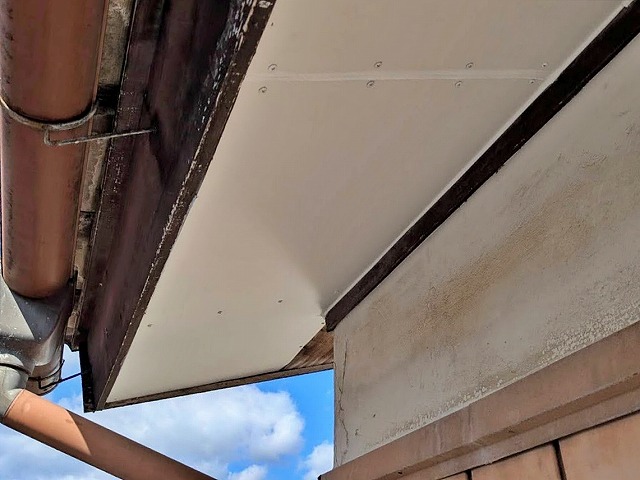 雨漏りで傷んだ軒天はカラーべニア板に張り替え