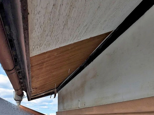雨漏りの影響で傷んだ軒天