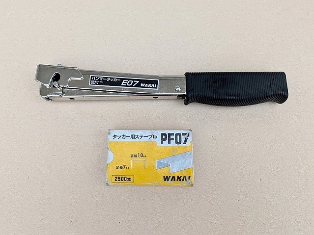 ぺフを留め付ける専用のタッカーとステープル