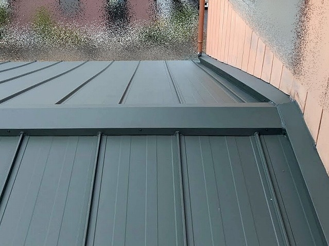 重いセメント瓦を撤去し下地から修繕した上で立平葺きへと仕上げた屋根