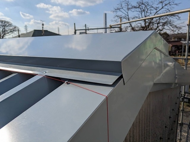金属製折板屋根の棟板金設置