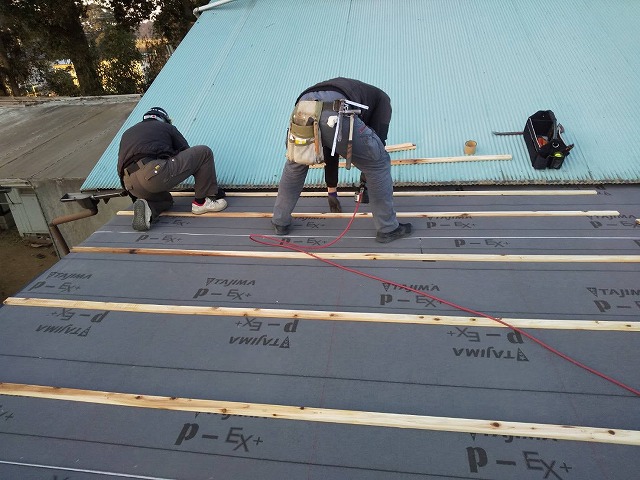 鉾田市の屋根で桟木を取り付ける職人