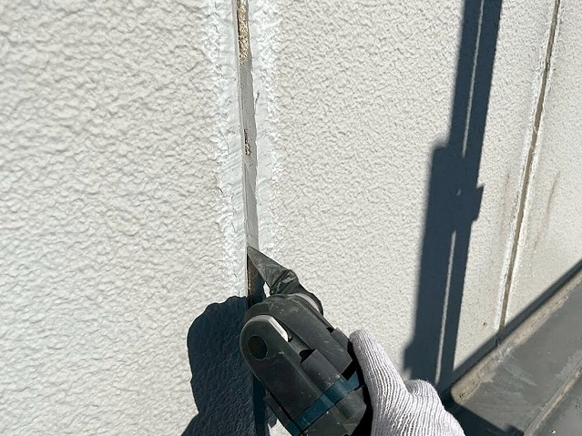 古いシーリング材を残さず切断・撤去