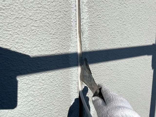 ALC外壁の目地にバックアップ材を装着