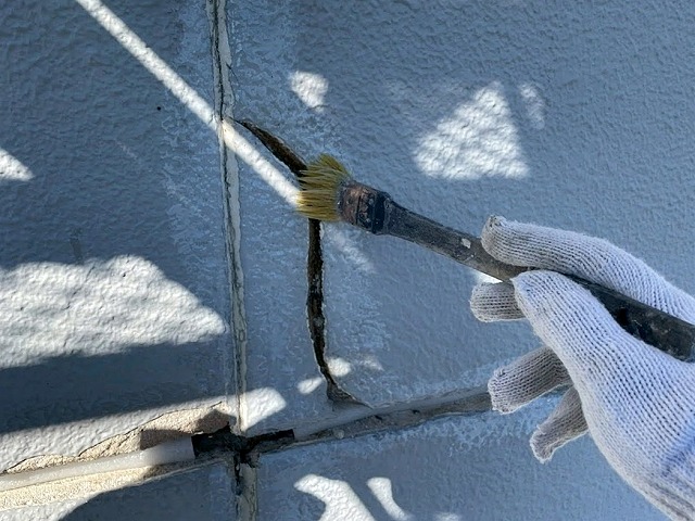 外壁のひび割れは素地を整えシーリング材を充填