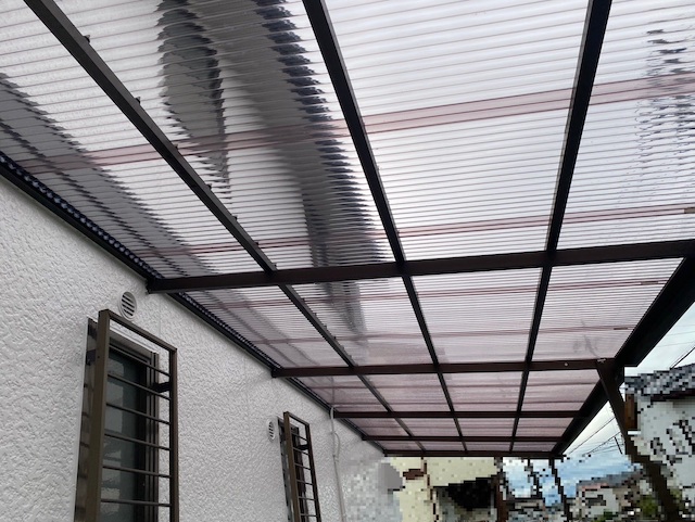 ポリカ波板のブロンズ色で張り替えた駐輪場テラス屋根