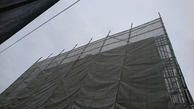 水戸市の3階建て住宅に飛散防止ネットをかける