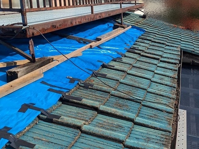 ブルーシートで養生する場合は破損部分だけではなく周辺まで広く覆う