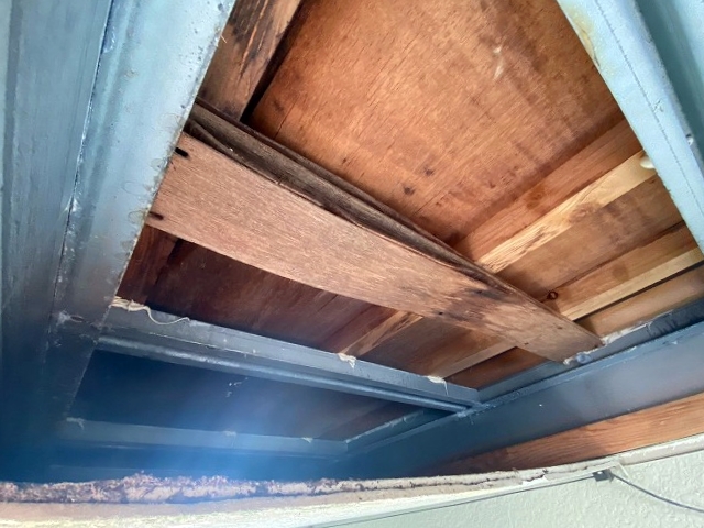 軒天内部の木材は漏水で腐食