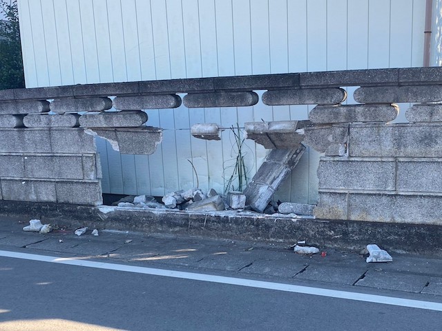 車の物損事故で破損したブロック塀