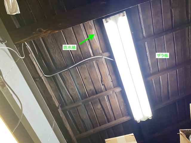 倉庫内の天井は屋根下地のザラ板
