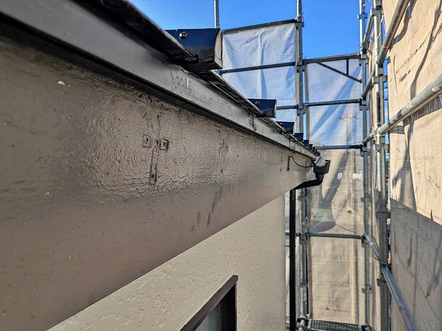 雨樋と支持金具を撤去してから板金巻きを施工