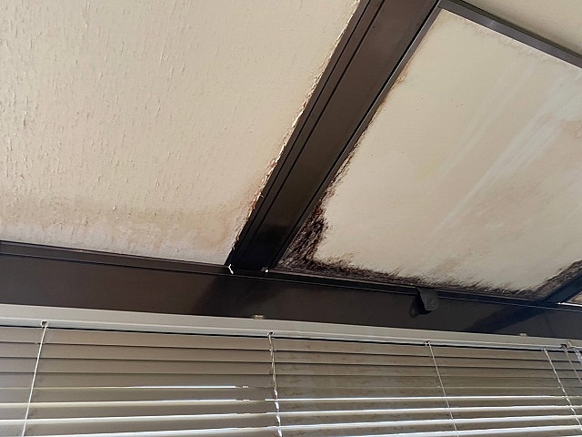開閉式の天井板が雨漏りを起こしたサンルーム